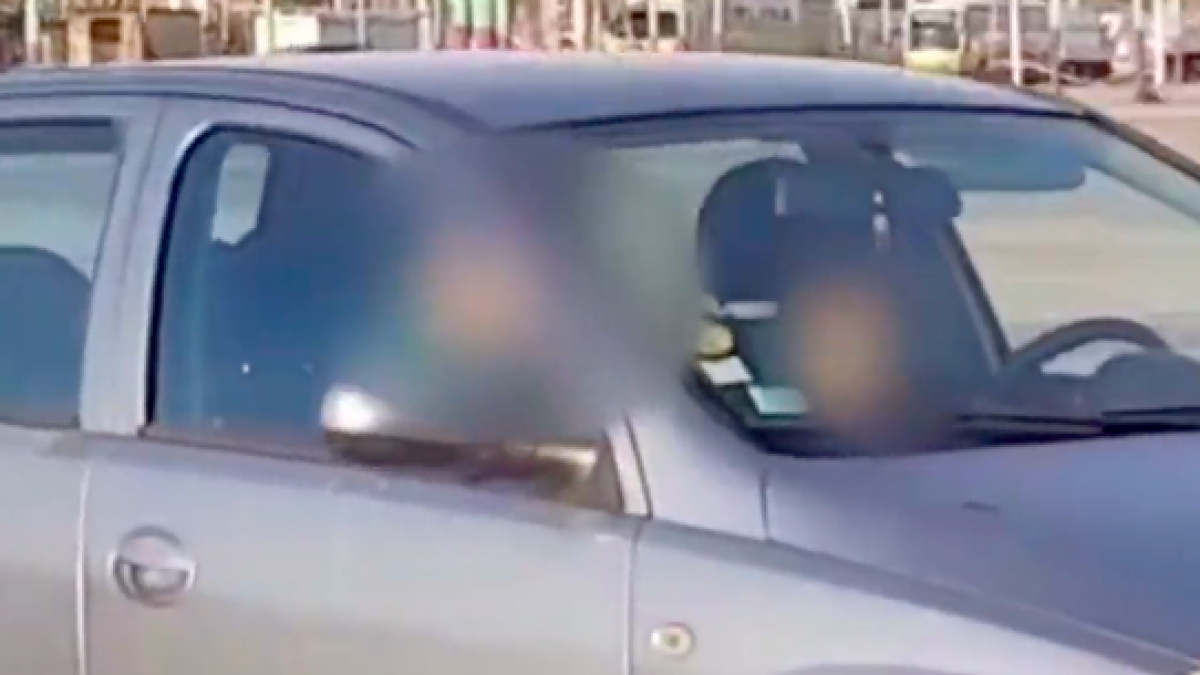 Graban a un niño de 8 años conduciendo un coche con su padre de copiloto en Málaga