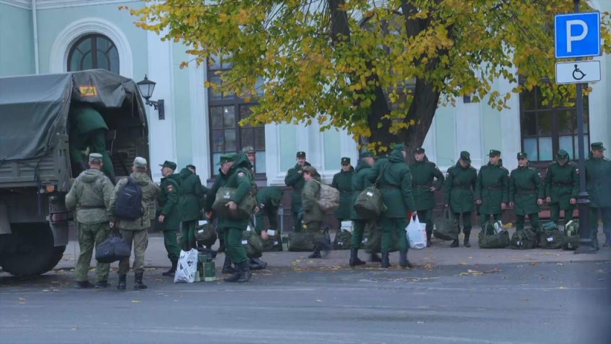 Un grupo de soldados rusos prepara su marcha al frente.
