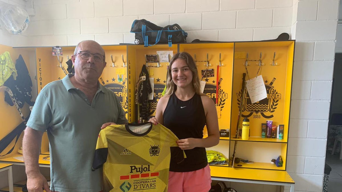 Ramon Porta, president del club, amb la nova jugadora del Vila-sana, Sara Planella.