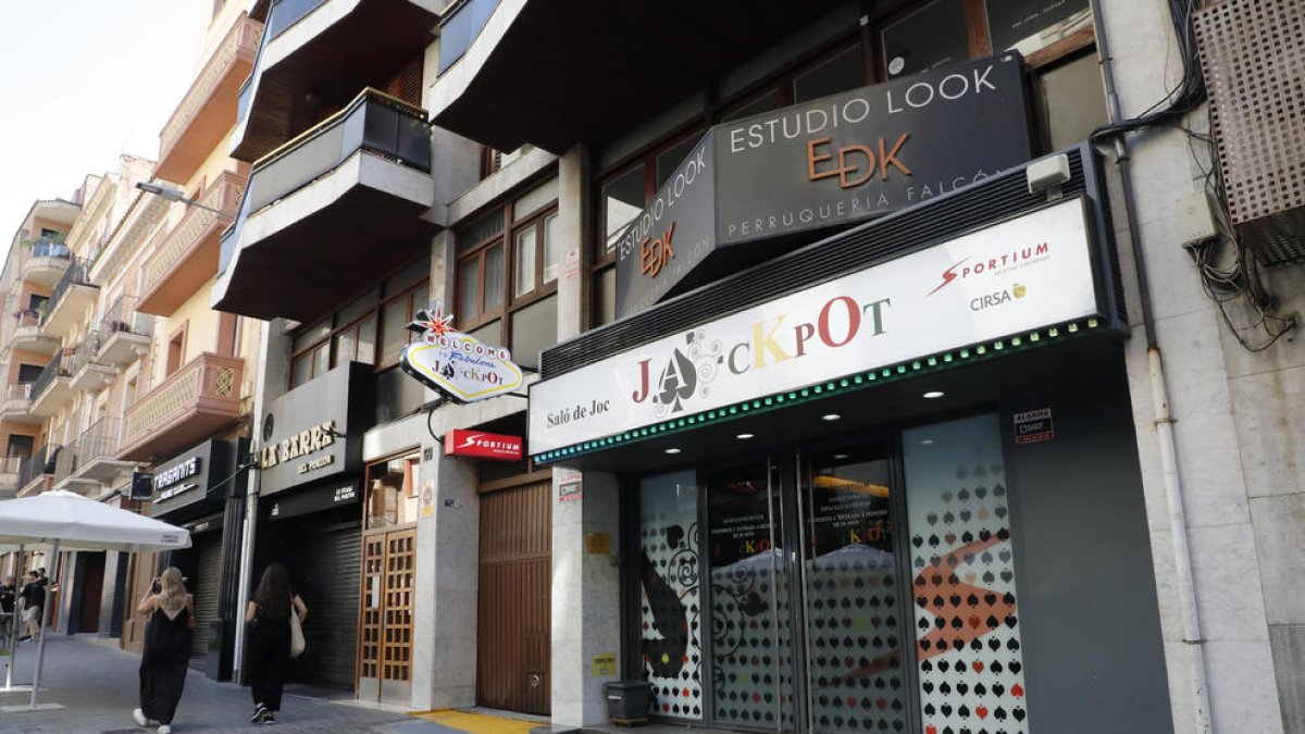 Imagen de la sala de juegos de la calle Sant Martí donde se produjo el segundo asalto.