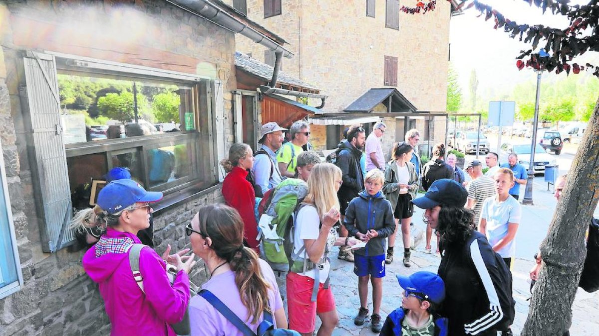 Alguns dels turistes que van pujar ahir als taxis d'Espot.