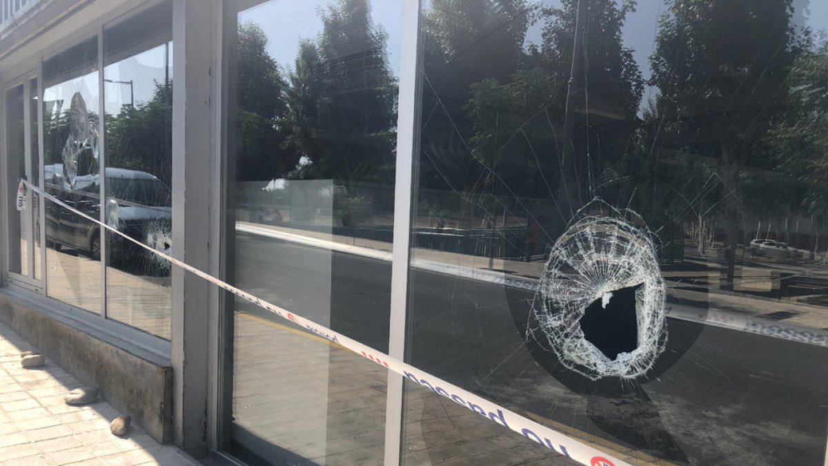 Imagen de los cristales rotos y las piedras que usaron los responsables de los destrozos.