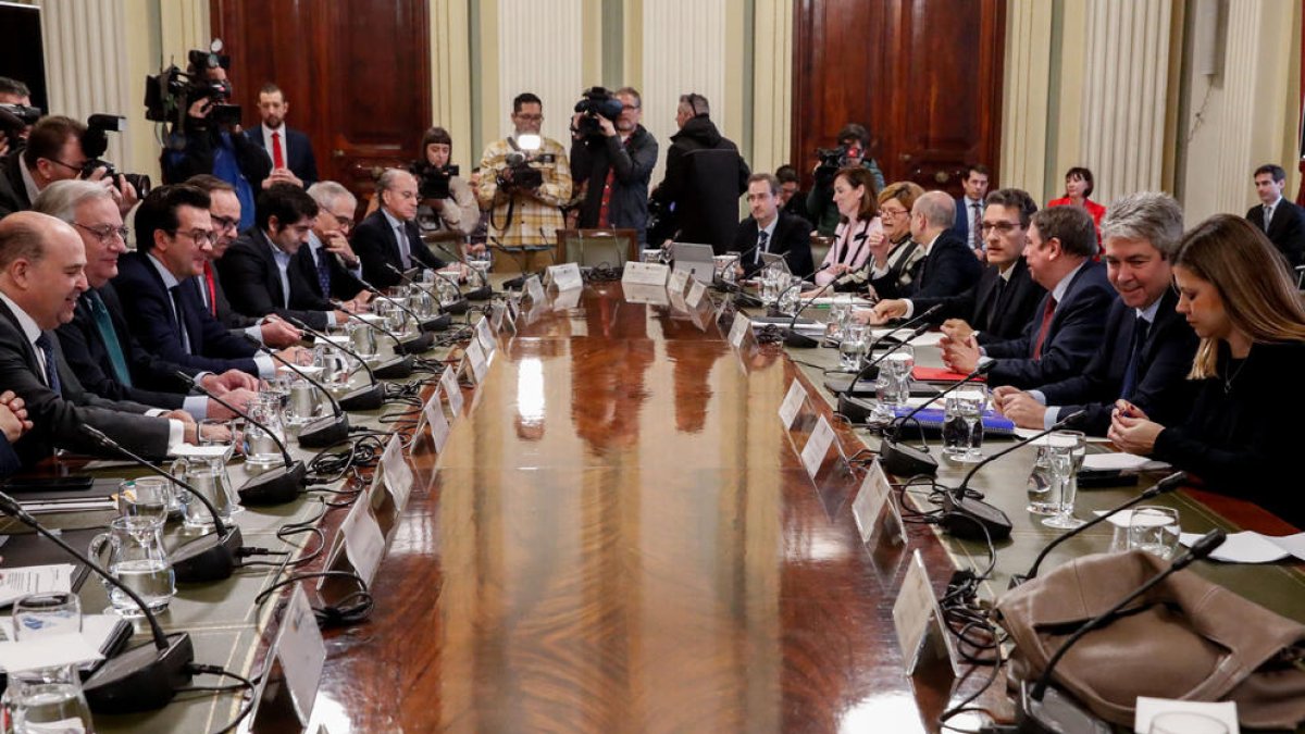El ministre d’Agricultura, Luis Planas (3d), al Ple de l’Observatori de la Cadena Alimentària.