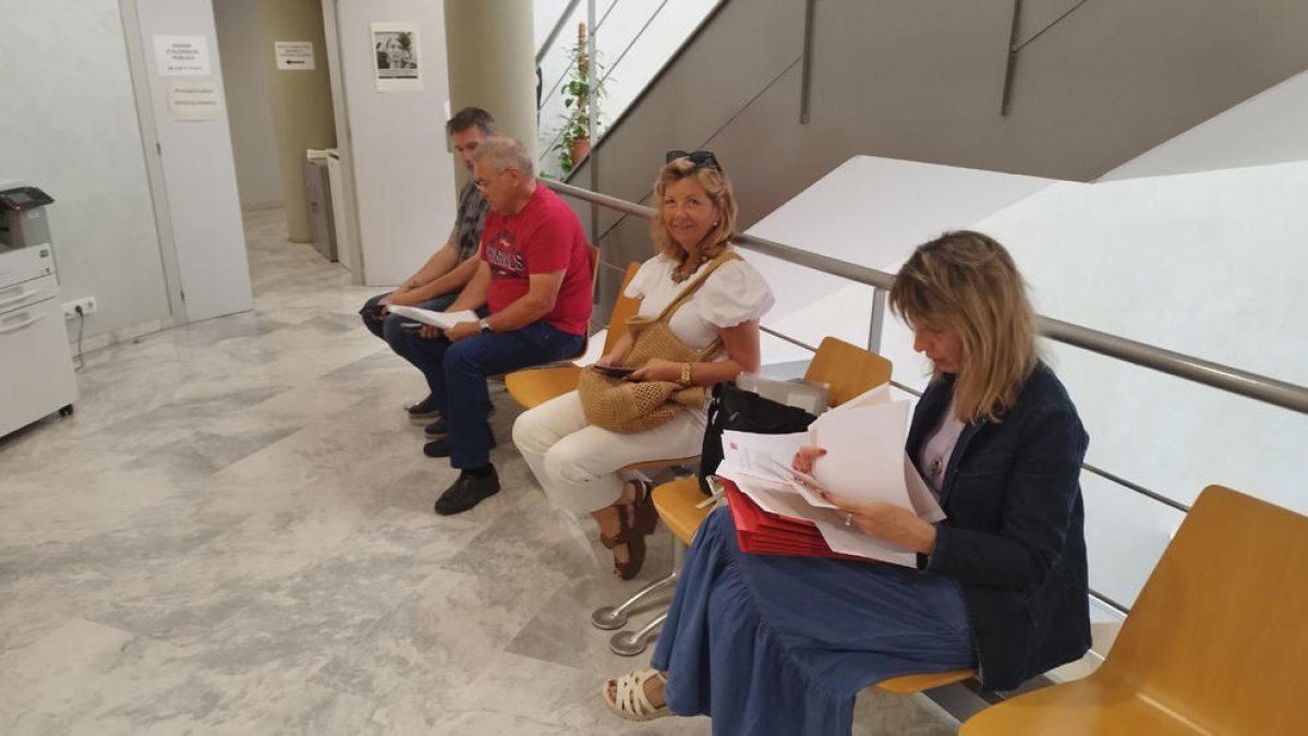 Representantes de algunos partidos, ayer en la junta electoral.