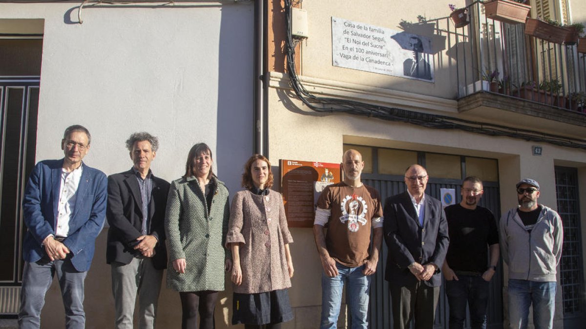 La consellera de Justícia, l’alcalde i altres autoritats, ahir a la casa familiar de Salvador Seguí.