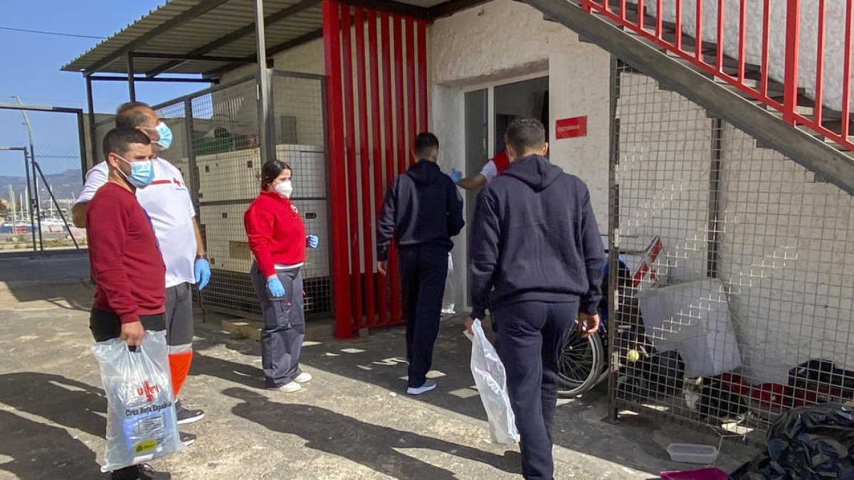 Traslladen a Motril a 93 migrants rescatats a prop de la costa granadina