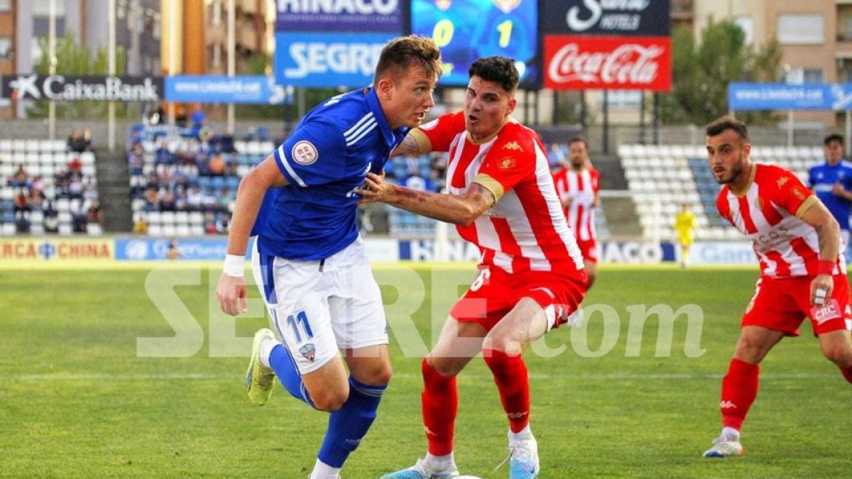 Denys marxa d'un jugador de l'Hèrcules