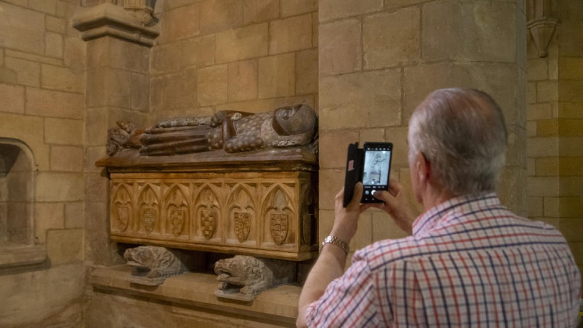 La rèplica del sepulcre del vescomte Àlvar d'Àger al seu emplaçament original a Bellpuig de les Avellanes ja és un reclam turístic.