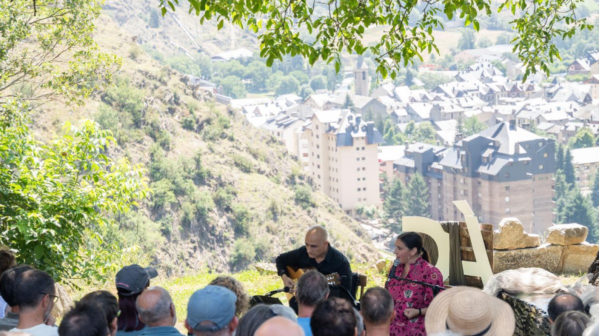 La vinya de Cabaler va ser l’escenari ahir del concert de Névoa i Vicenç Solsona.