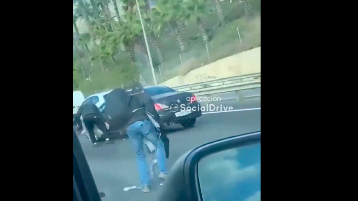 VÍDEO: Conductors baixen a l'autovia de Marbella per recollir bitllets de 50 euros en caure un maletí