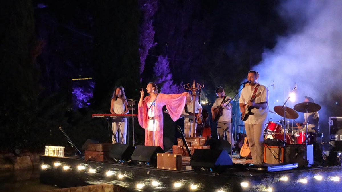 La cantante Beth, durante su concierto en Juneda.