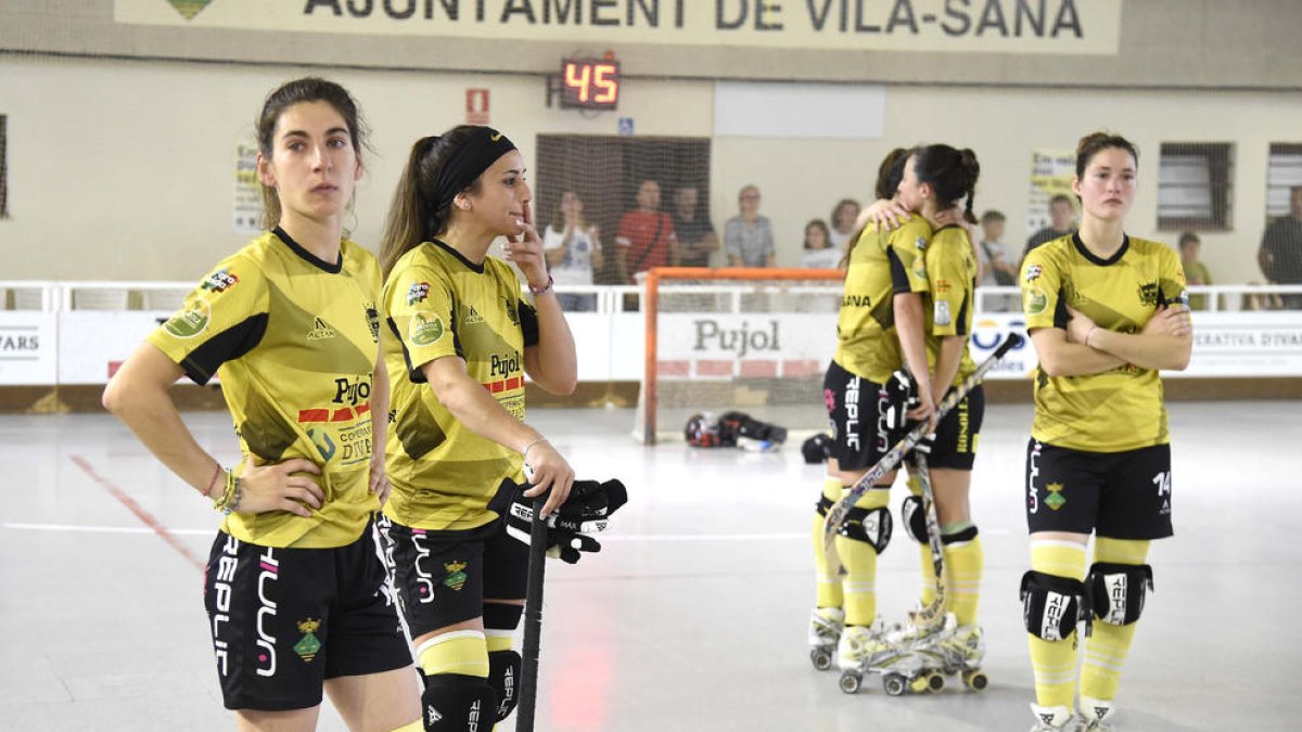 Decepción y lágrimas en los rostros de las jugadoras del Vila-sana, ayer a la conclusión del partido ante el Gijón.