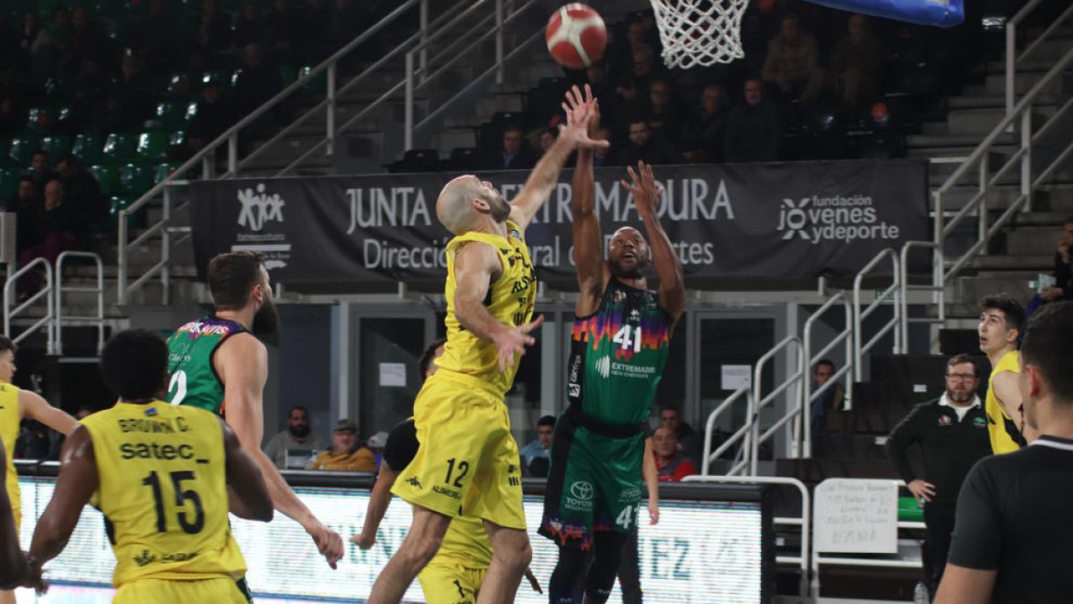 Kenny Hasbrouck llança en el partit que el Càceres va disputar la passada temporada contra l’Oviedo.