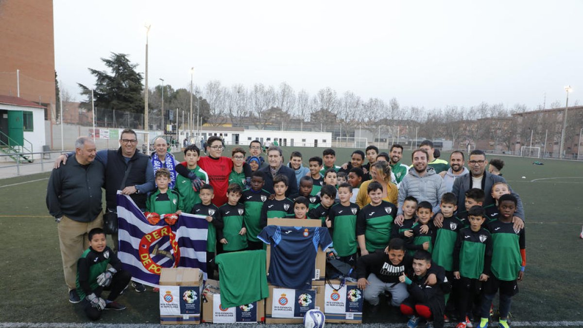 Jugadors i directius de la UE Gardeny, ahir al costat de representants del RCD Espanyol i de les penyes.