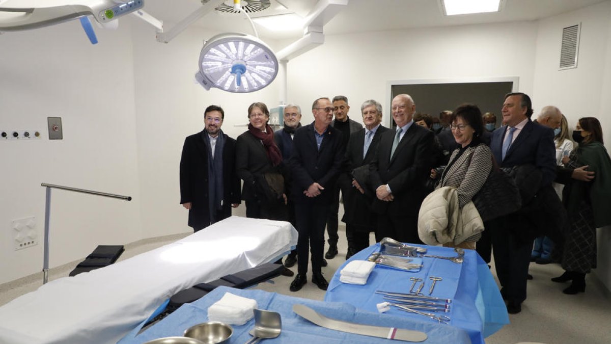 Francisco Ivorra, Miquel Pueyo, Xavier Sanuy i la resta de la comitiva, en un dels nous quiròfans.