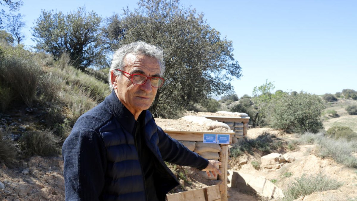 El alcalde, Jaume Gilabert, muestra el acceso al refugio antiaéreo recuperado en las trincheras.