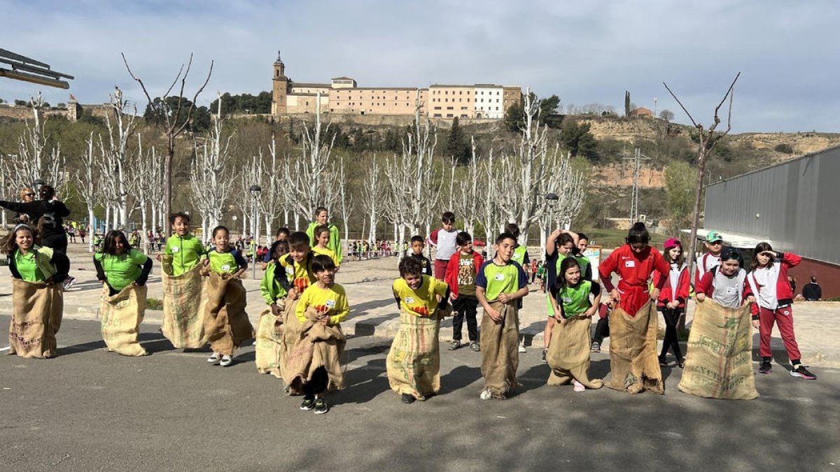 Los niños y niñas participaron en juegos tradicionales como una carrera de sacos.