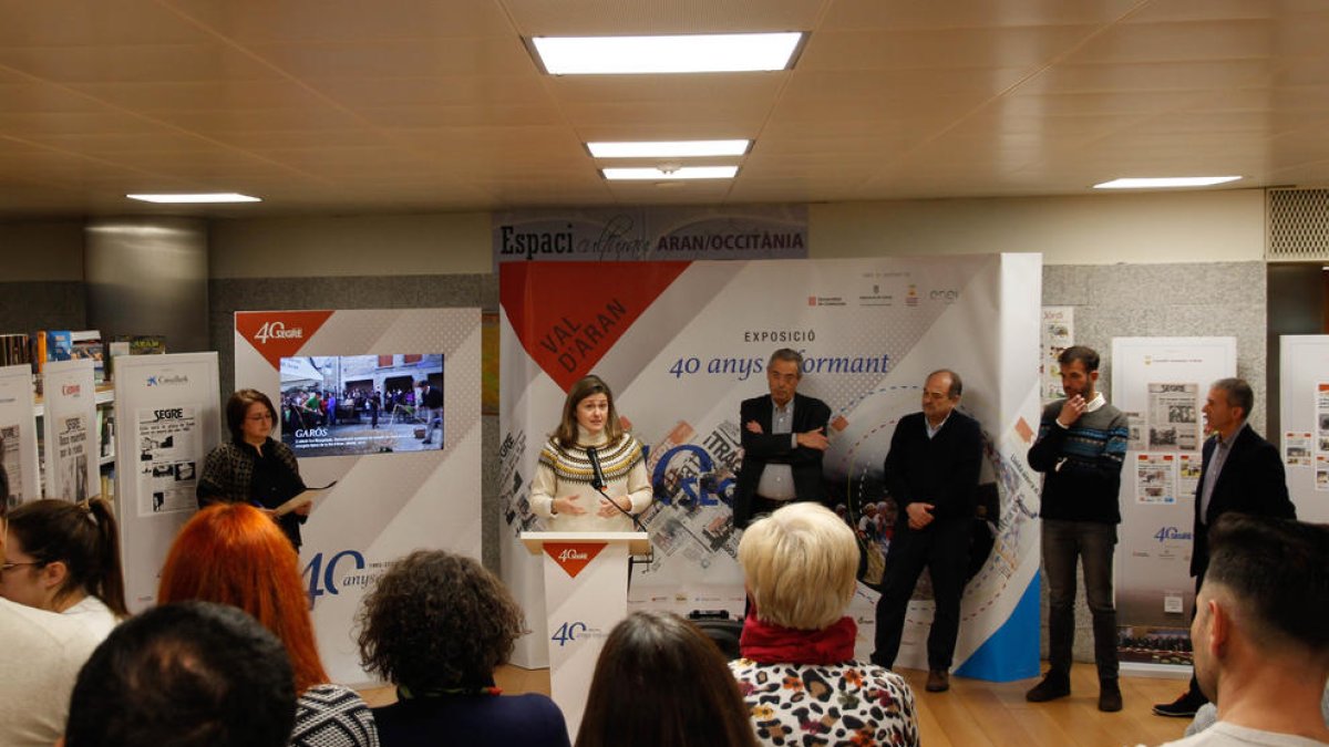 La síndica d’Aran, Maria Vergés, ahir durant la inauguració de l’exposició itinerant ‘40 anys informant’.