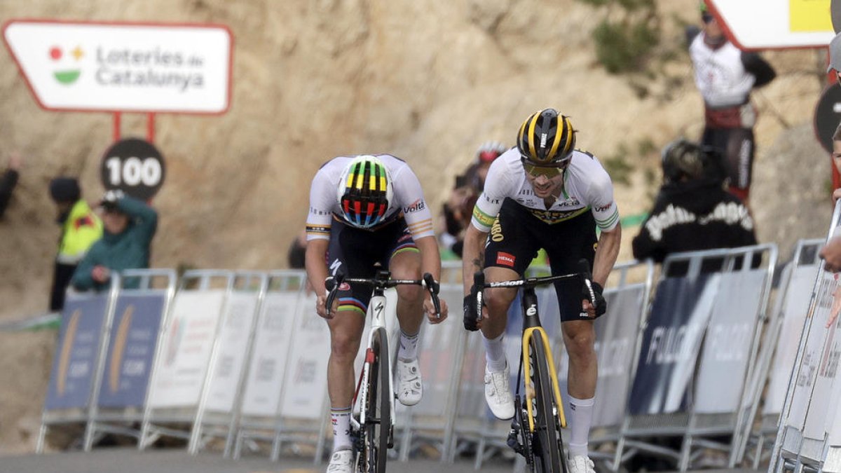 Primoz Roglic, al tram final d’etapa, davant d’Evenepoel.