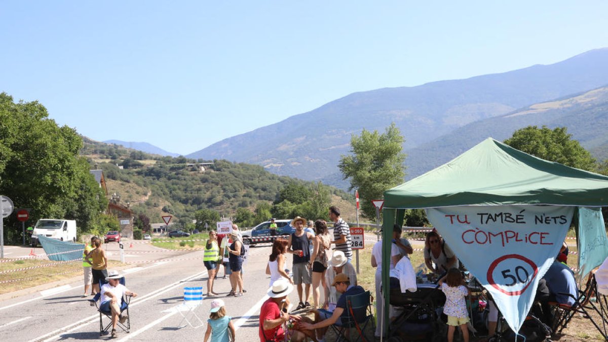 Alguns veïns de Montardit de Baix, a Sort, que van participar en la concentració a l’N-260.