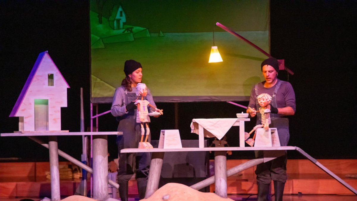 El espectáculo de marionetas ‘On vas, Moby Dick?’ dio el pistoletazo de salida de la semana cultural.