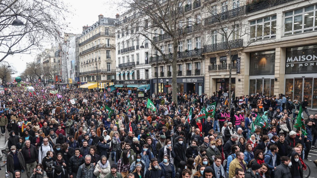 Miles de personas marchan en París contra la reforma de las pensiones impulsada por el Elíseo.