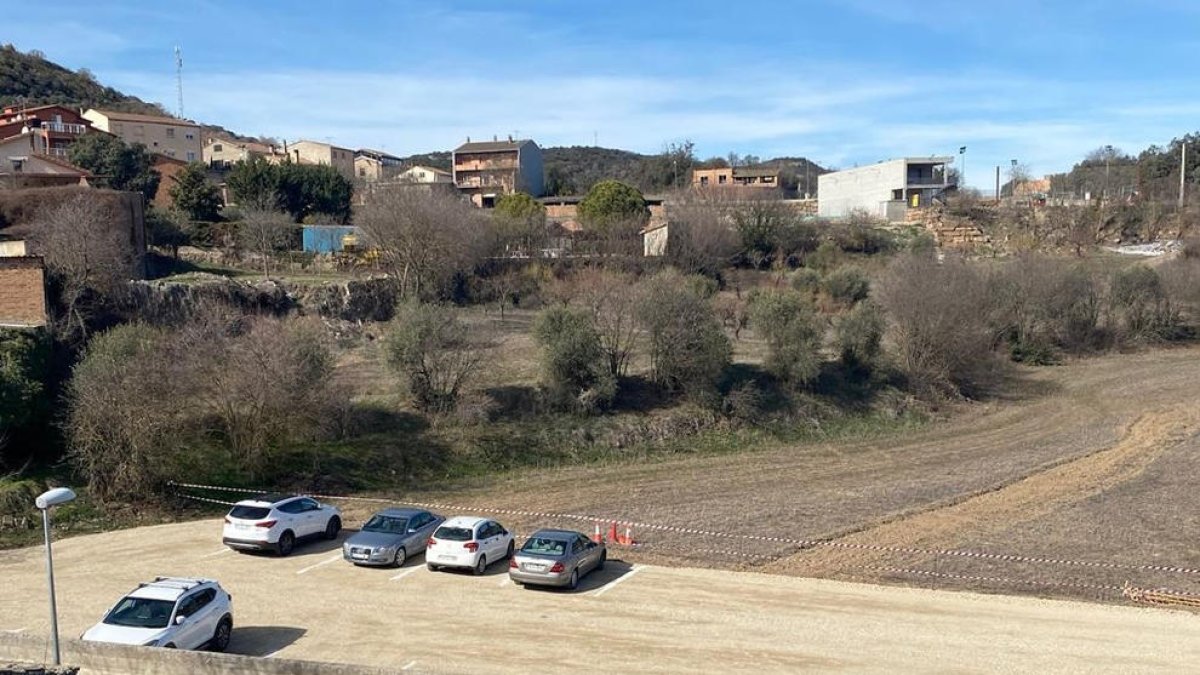 El parking habilitado en las afueras de Les Avellanes.