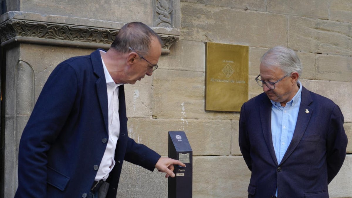 L’alcalde i el president de Turisme de Lleida, amb un prototip de nova senyalització turística.