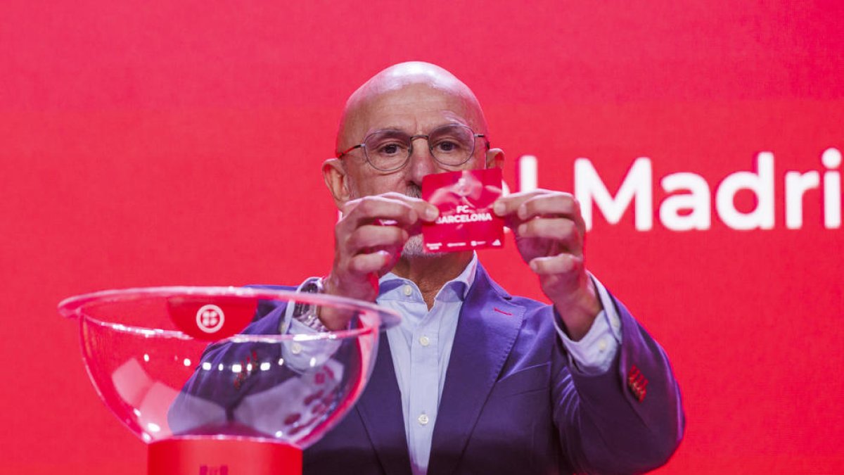 El nuevo seleccionador español Luis de la Fuente fue el encargado de sacar las bolas del sorteo.