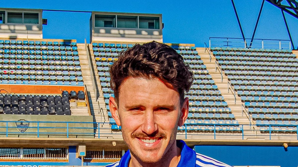 Damià Sabater, ayer en el Camp d’Esports con su nueva camiseta.