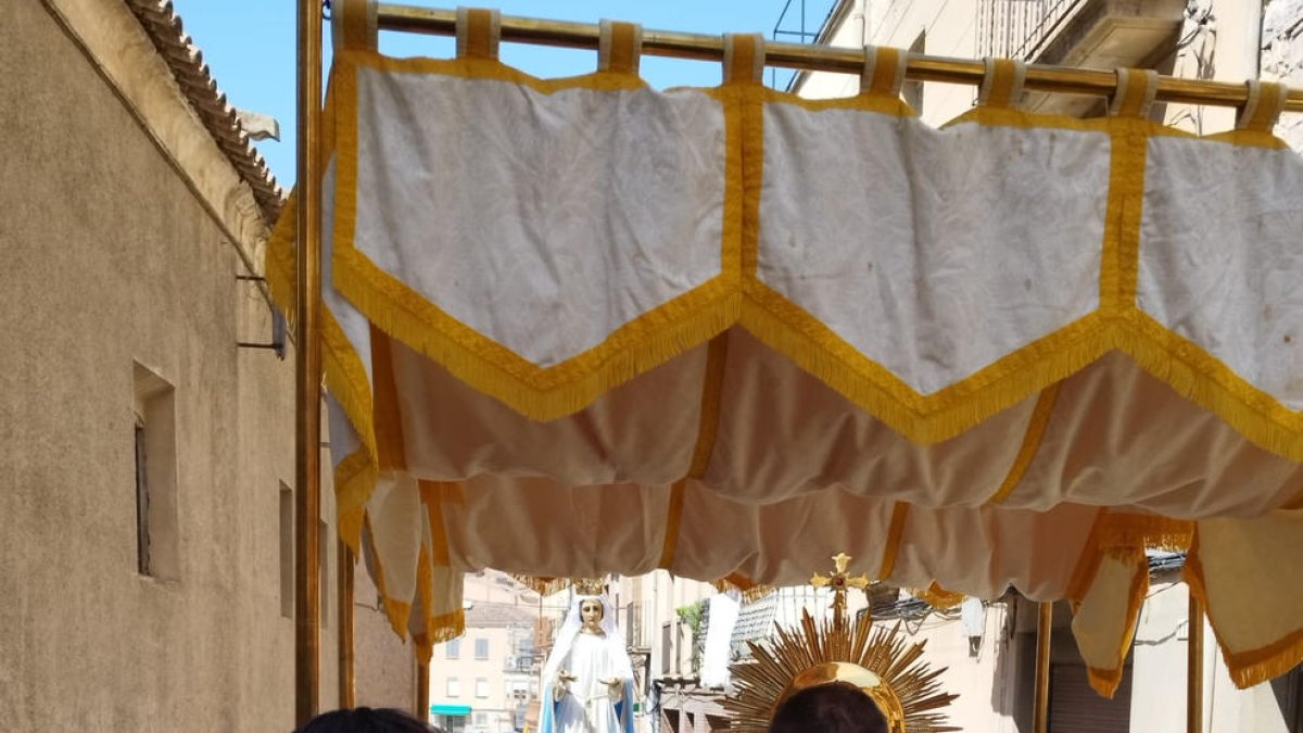 Momento de las tres genuflexiones del paso de la Mare de Déu al encontrarse de cara con la Custodia.