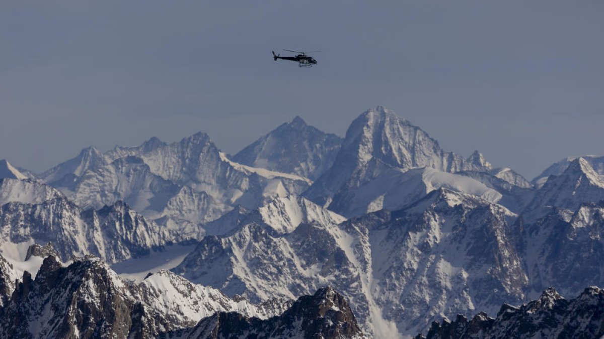 Un helicóptero sobrevolando los Alpes franceses.