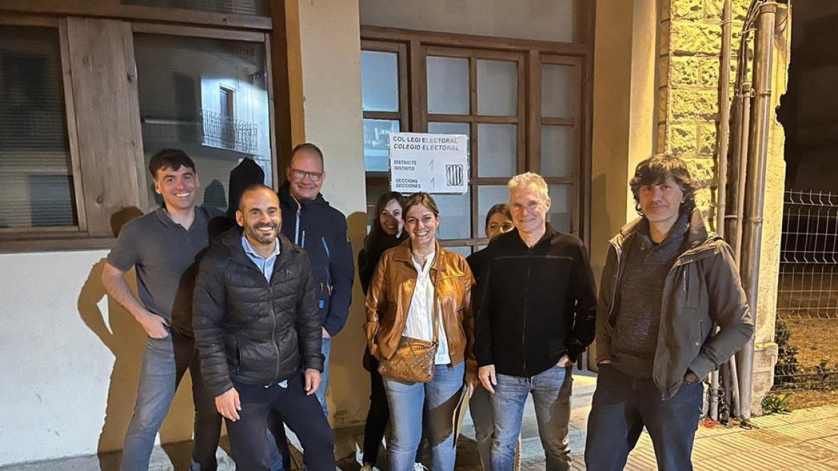 Membres de la candidatura de Sumem-Acord Municipal després de conèixer el resultat electoral.
