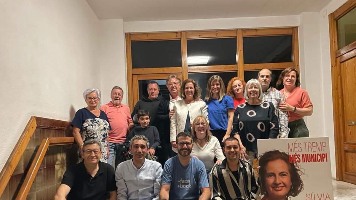 Sílvia Romero, al costat de l’històric Víctor Orrit i la resta de la candidatura socialista a Tremp.