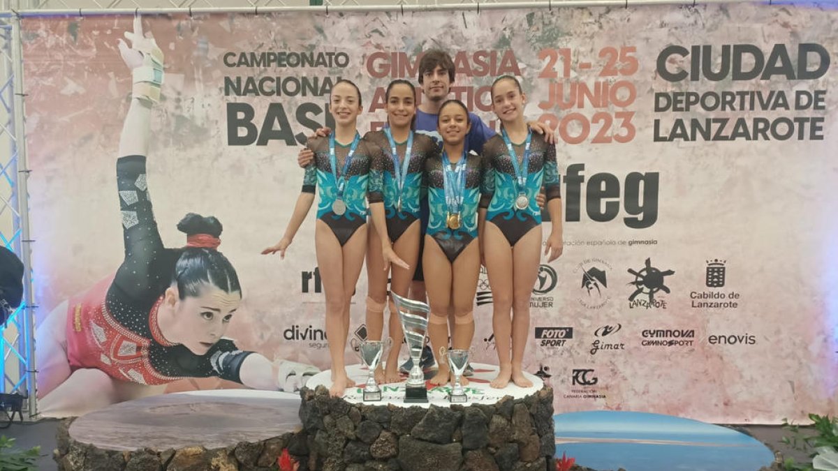 Leire Sisteré, Alexia Sevillano, Doaa Amraouy y Paula Cabrero junto al entrenador Edgar Manchón.