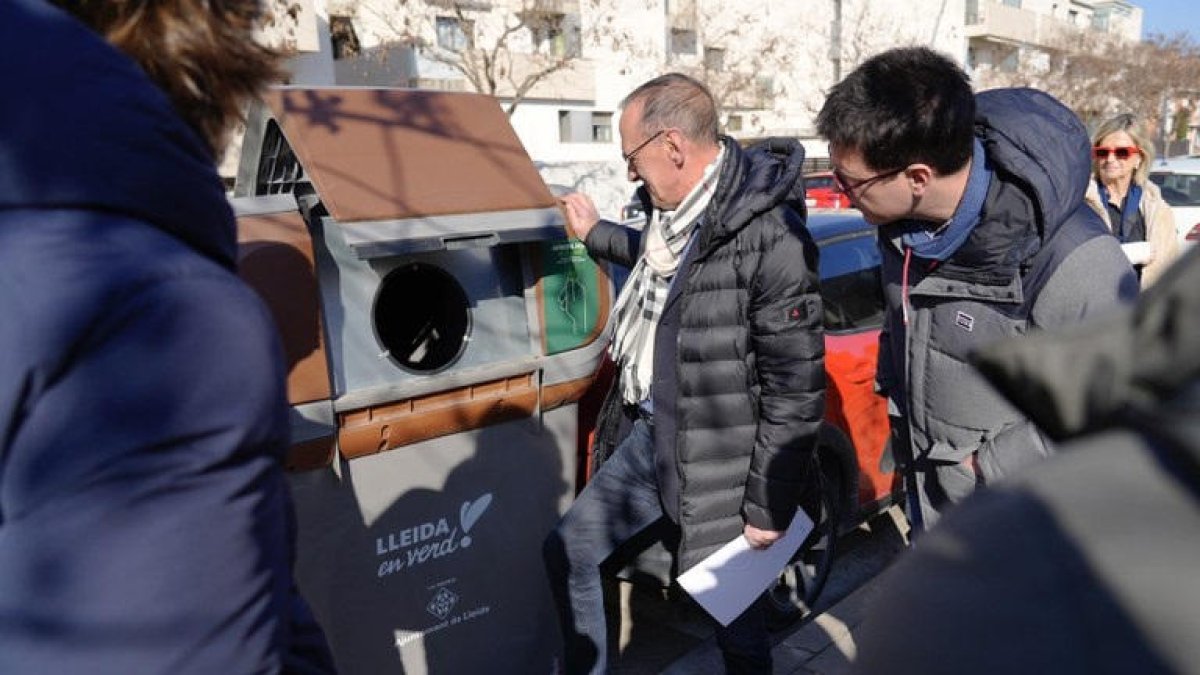 Pueyo y Postius, inspeccionando el nuevo contenedor.