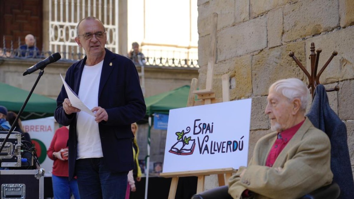 L'alcalde Miquel Pueyo amb l'escriptor Josep Vallverdú