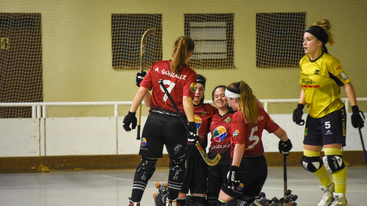 Jugadores de l’Alpicat celebren el gol que va marcar Laura Pastor.