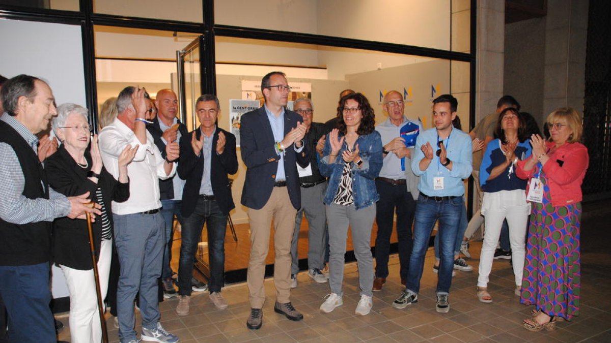 Marc Solsona, amb la seua família i els companys de llista, al conèixer-se els resultats.