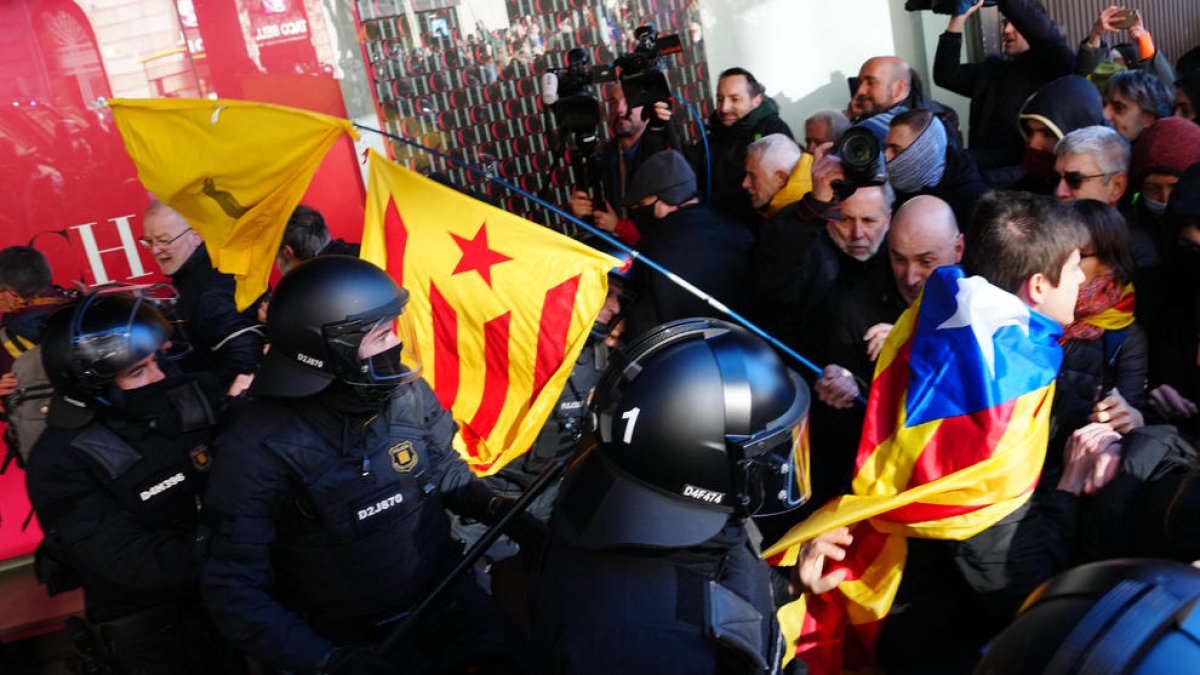 Una protesta promovida por los CDR ante el Consulado de Francia contra la cumbre hispanofrancesa.
