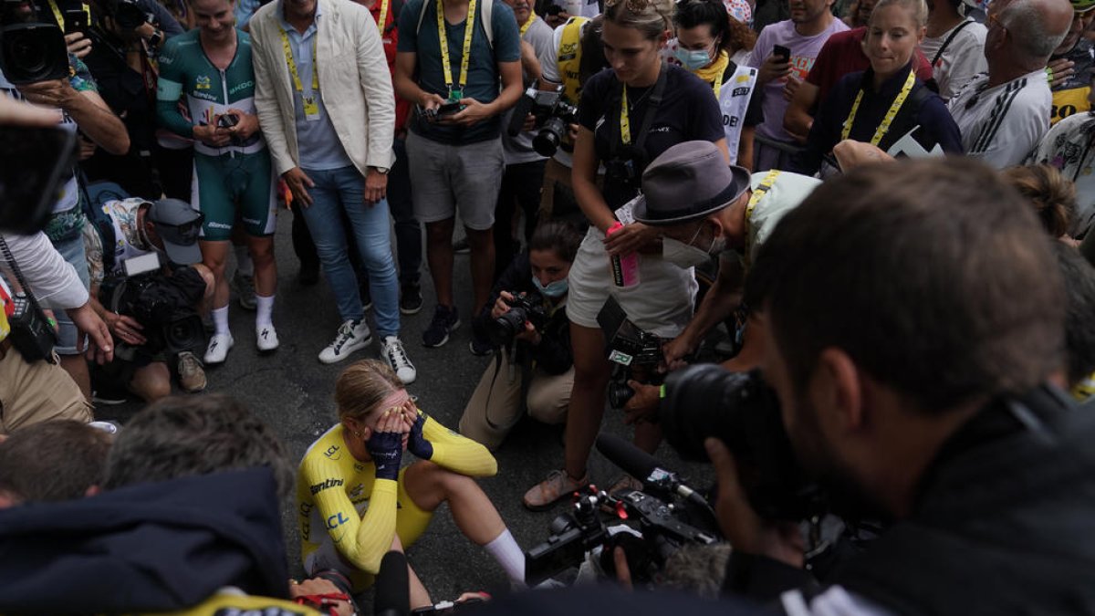 Vollering no pudo contener las lágrimas tras su triunfo en el Tour.