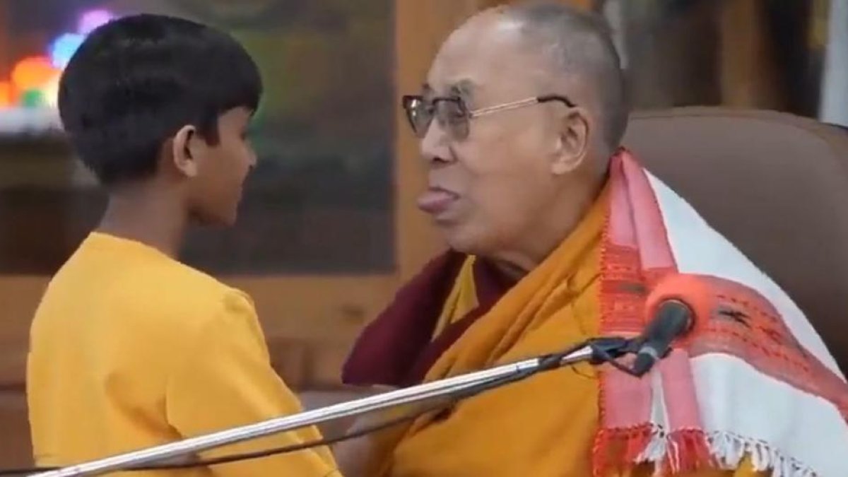 VÍDEO | El Dalai-Lama es disculpa després de demanar a un nen que li 'llepi' la llengua
