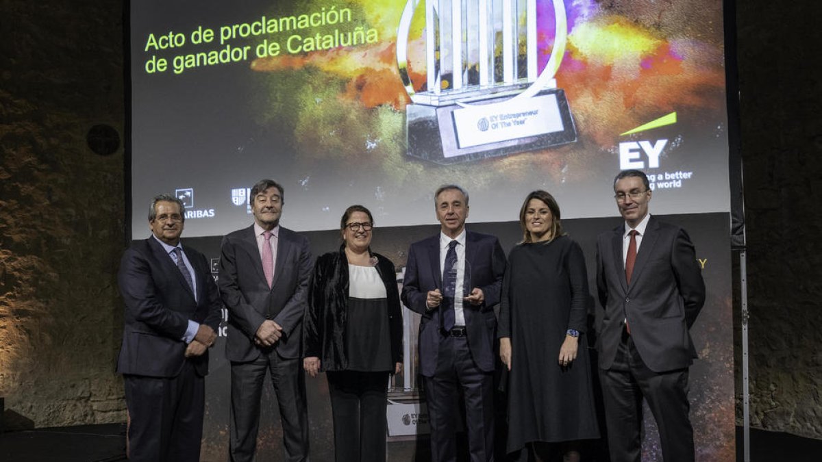Josep Esteve, en el centro, con el galardón junto a los organizadores y patrocinadores del evento.
