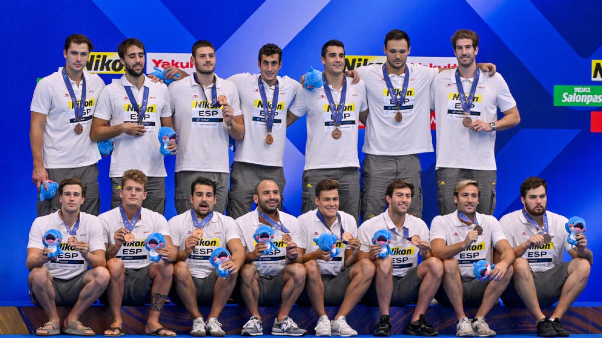 El equipo español de waterpolo recibió ayer el bronce que conquistó el sábado ante Serbia.