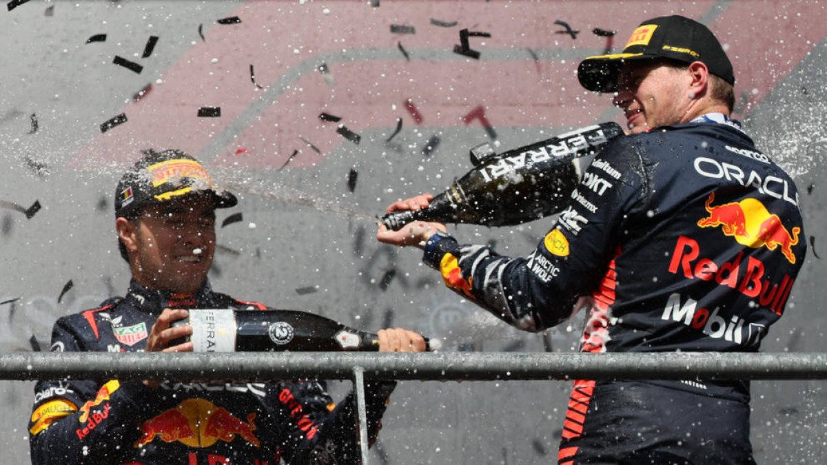 Verstappen celebra el triomf al Gran Premi de Bèlgica amb el seu company Checo Pérez.