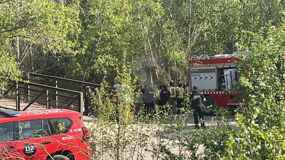 Efectivos de los servicios de emergencia, en el lugar desde donde se habría lanzado al agua el hombre.