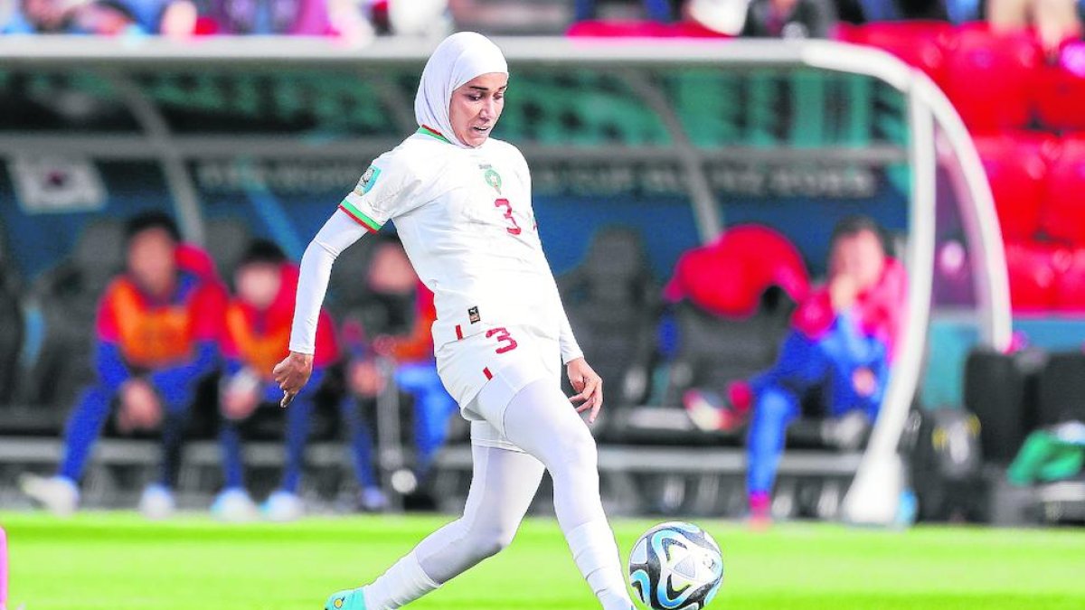 Benzina es va convertir en la primera futbolista a jugar amb hijab.