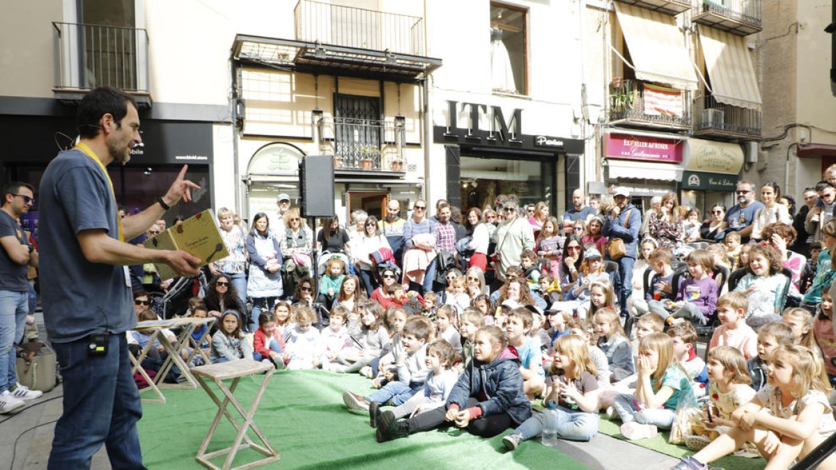 Una de les activitats del festival de narració de contes, ahir al migdia al Pati de les Comèdies.