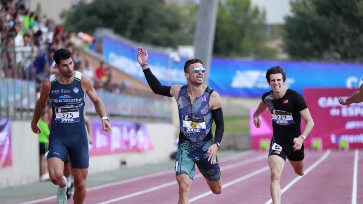 Bernat Erta, a la derecha, durante la final de los 400 metros.