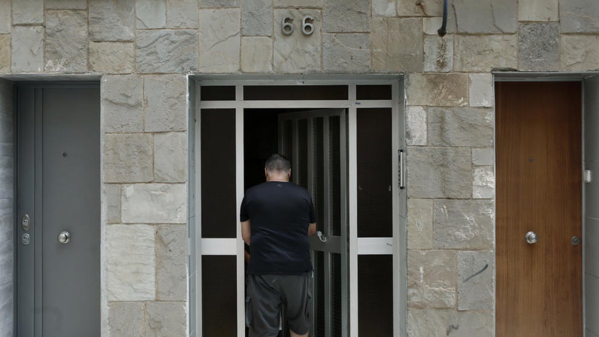 El crim es va produir en un pis d’aquest immoble del districte de Nou Barris.